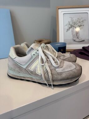 New Balance Sneakers in Light Gray and Cream